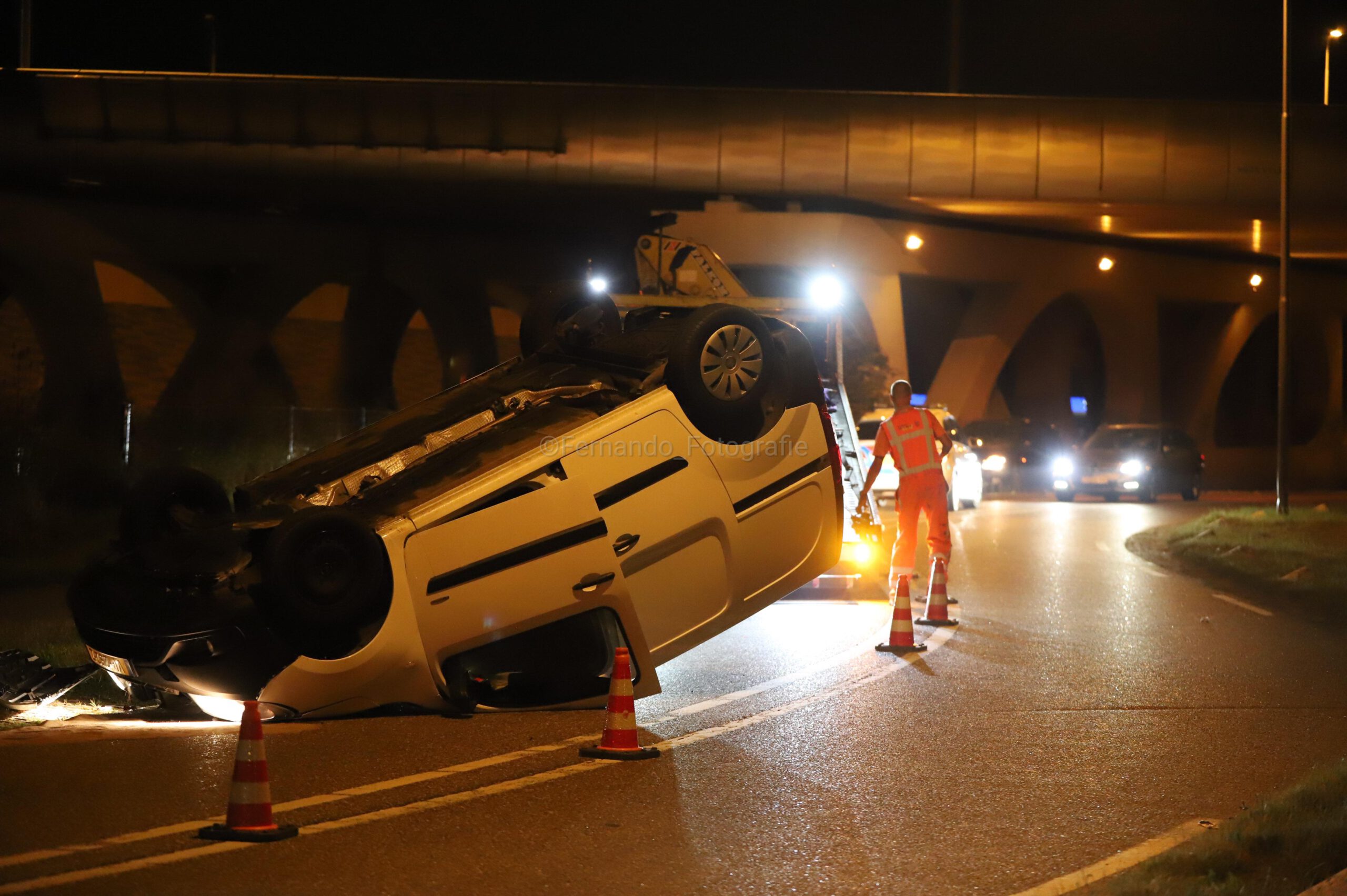 Busje slaat over de kop na ongeval in Beesd Lees meer op: .
