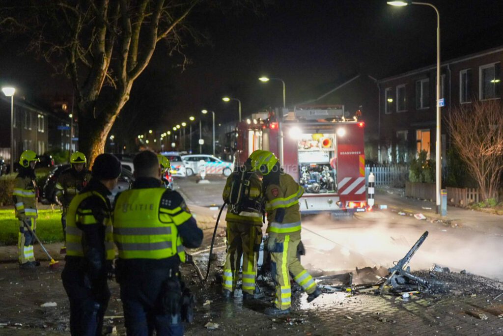 Brandweer Maakt Einde Aan Vreugdevuur Onder Begeleiding Van Politie